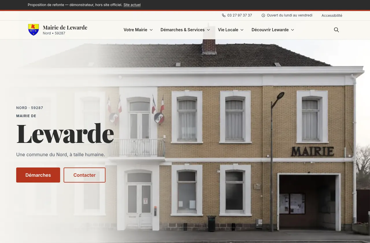 Proposition : bandeau « démonstrateur, hors site officiel », façade de la mairie, téléphone, horaires, boutons Démarches et Contacter.